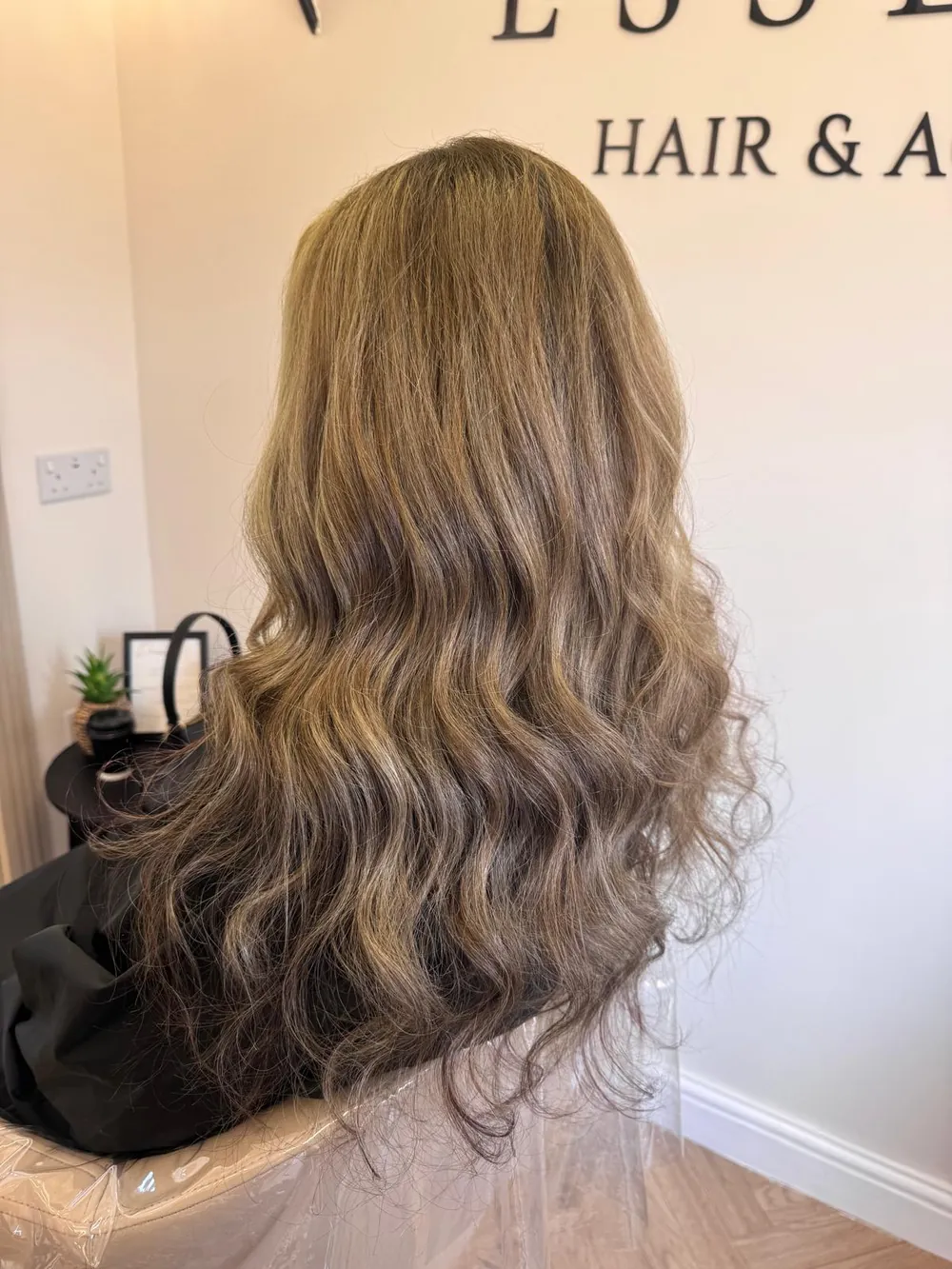 Soft ash-brown colour with natural waves